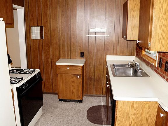 Kitchen- all appliances stay