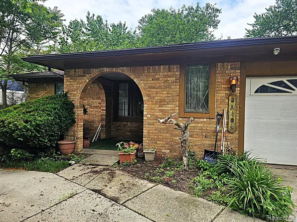 39409 Garony Dr, Clinton Township, MI 48038