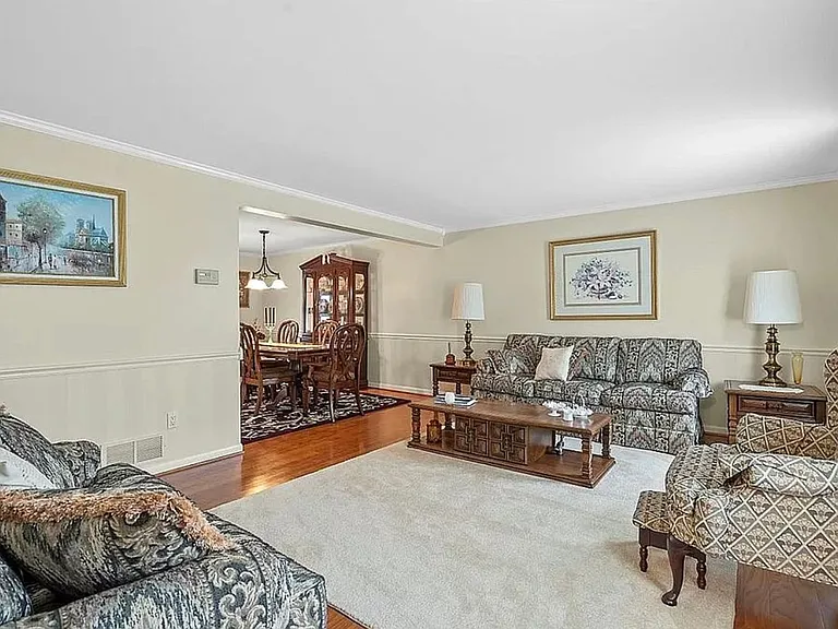 6101 Chatham Dr — Photo 3