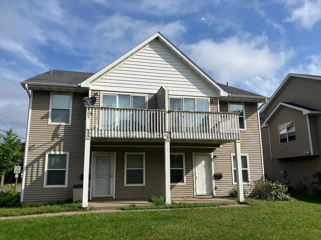 3 bed, 1.5 bath, 1315 sqft, $2,100 — Photo 1