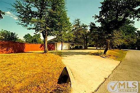 3rd image of 605 Cross Timbers Dr