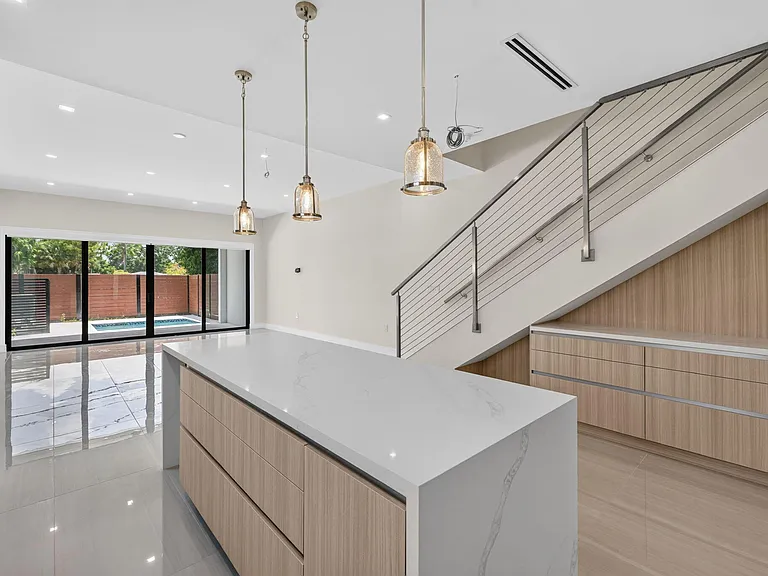 704 SW 9th St — Photo 13