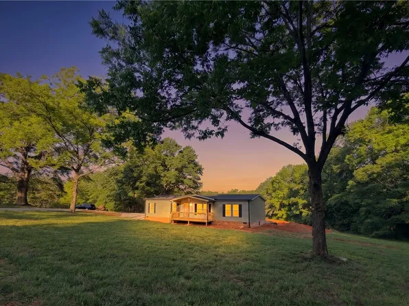242 Blackbottom Rd, Liberty, SC 29657