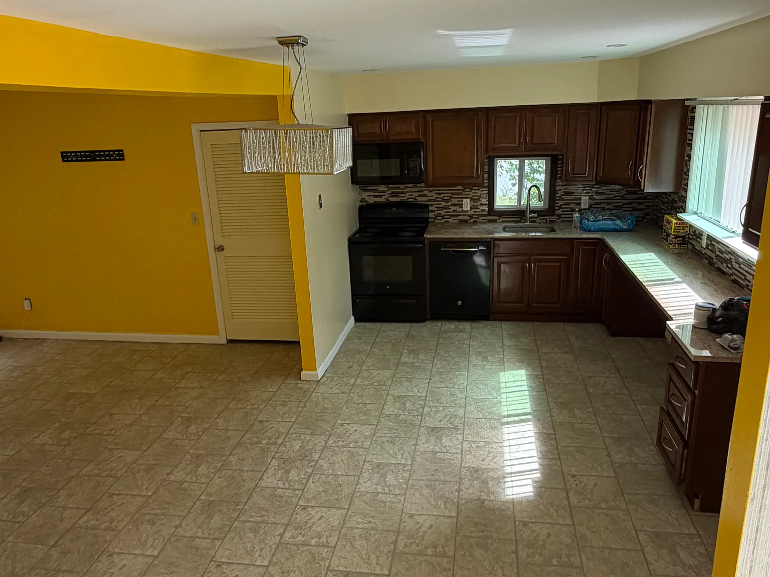 3 bed, 1152 sqft, $2,200 — Photo 3