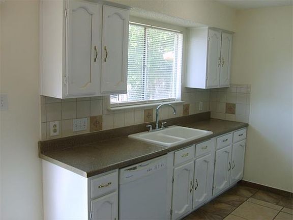 4th image of 1601 Meadows Dr