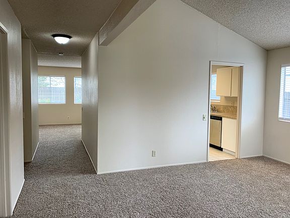 3rd image of 10 Nutwood Cir