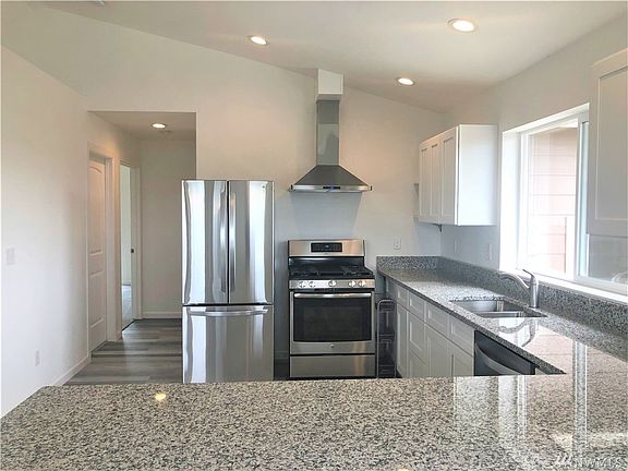 4th image of 1416 N Jetty Ave