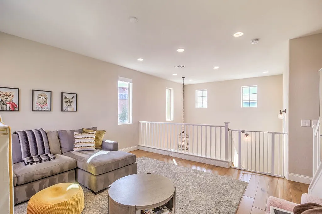 4 bed, 2378 sqft, $5,300 — Photo 2
