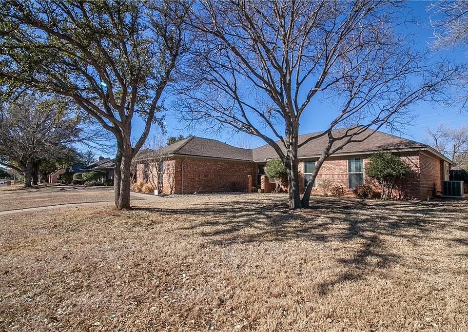 1st image of 2802 Woodlake Dr