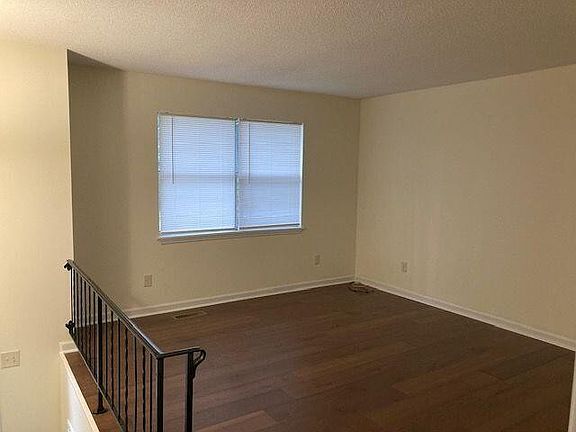 2nd image of 828 Greenhills Dr SE