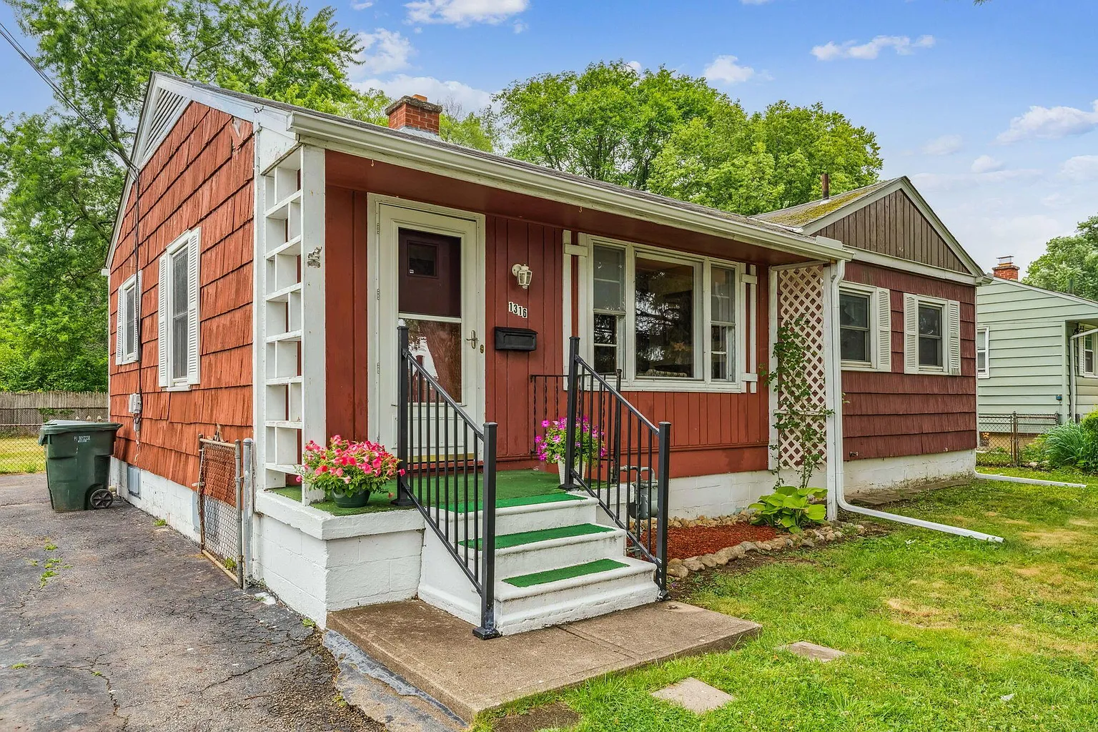 1316 Moler Rd photo 1