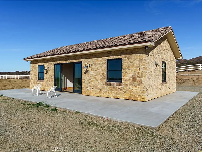 37219 Quarter Valley Rd — Photo 2