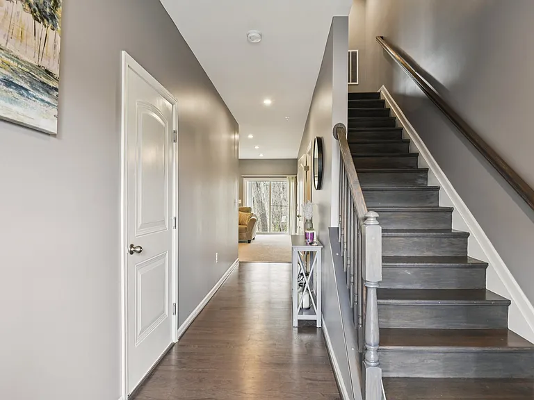 1306 Hawk Hollow Dr — Photo 3