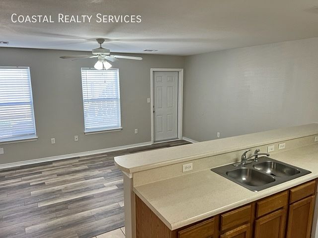 1st image of 46B Park Cir SE
