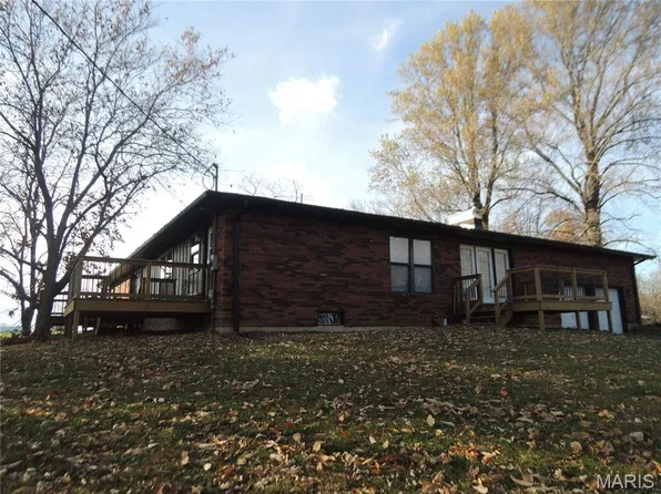 1180 Campground Trl, Greenville, IL 62246