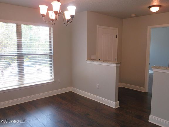 4th image of 15040 Longwood Ln