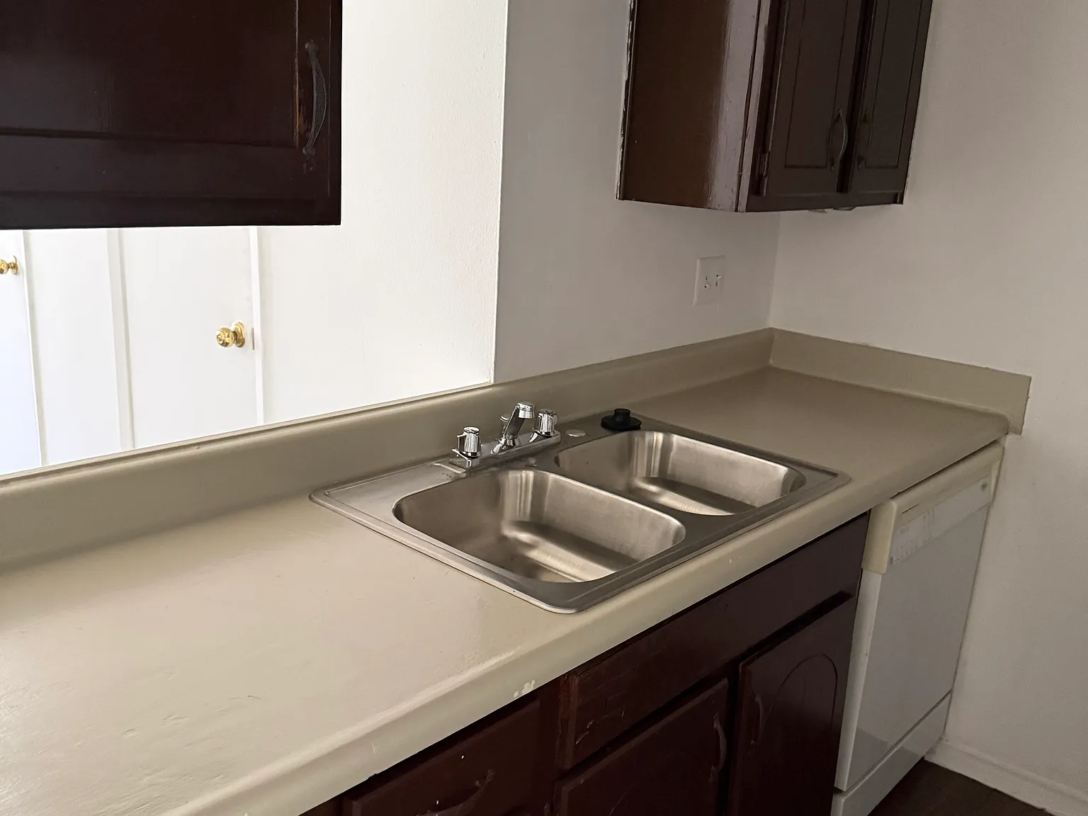 1 bed, 1.5 bath, 873 sqft, $658 — Photo 3