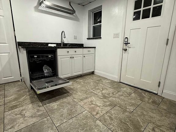 3rd image of 1164 Lonsdale Ave #4