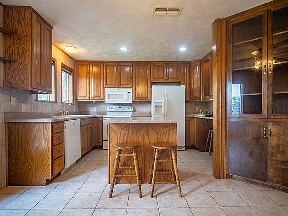 2nd image of 401 Mimosa Dr