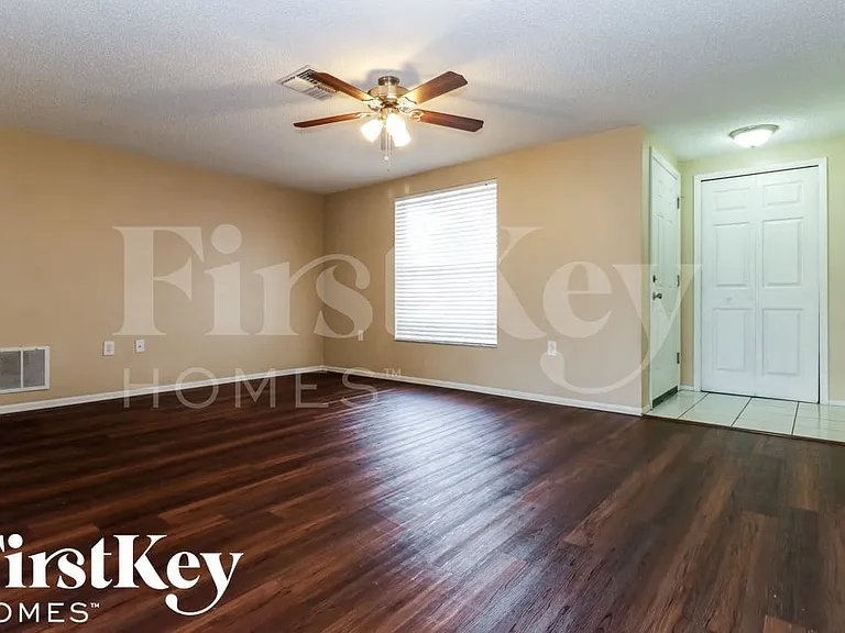 7124 Cay Dr — Photo 2