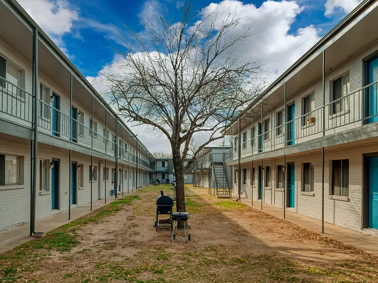Royal Terrace: Leasing Specials! Renovated Euless Apartments, New Management! — Photo 11
