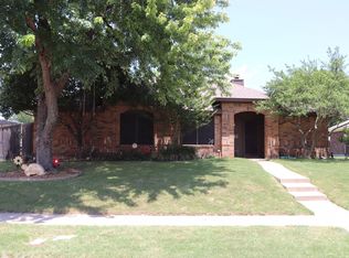 601 Hearthstone Ct, Garland, TX 75040