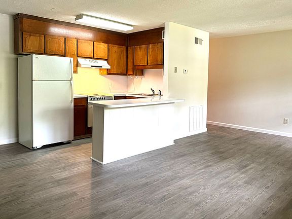 4th image of 415 Cranbrook Ave SE APT 17