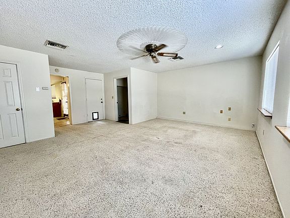 5th image of 825 Charles Ct