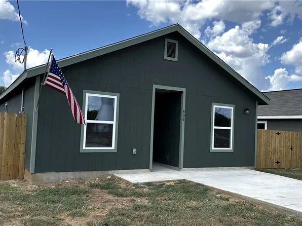806 E 6th St, Nixon, TX 78140