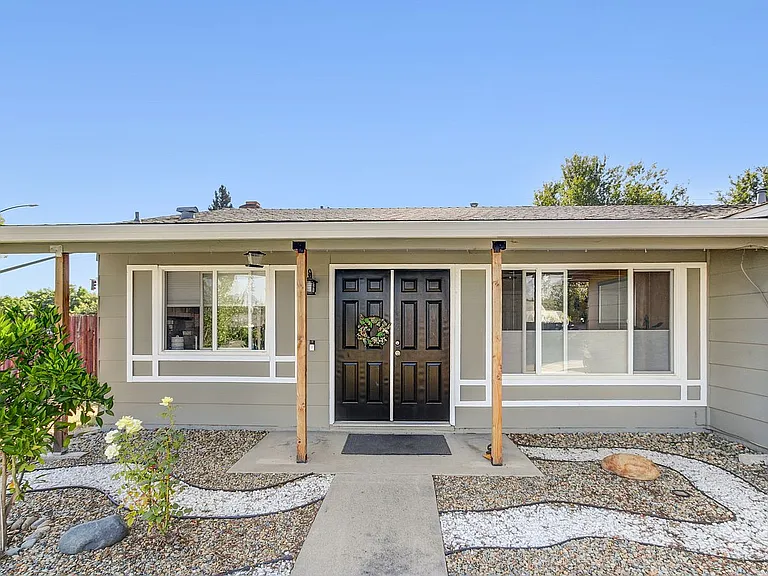 7001 Lynnetree Way — Photo 2