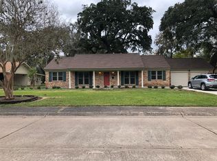 104 Persimmon Ln, Lake Jackson, TX 77566