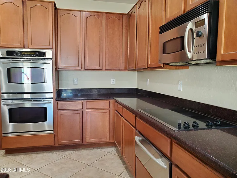 2094 E Oakland St — Photo 12