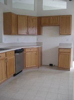5th image of 330 Arlington Cir