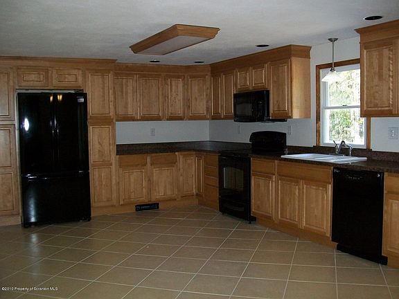 2nd image of 3 Lakeville Ct