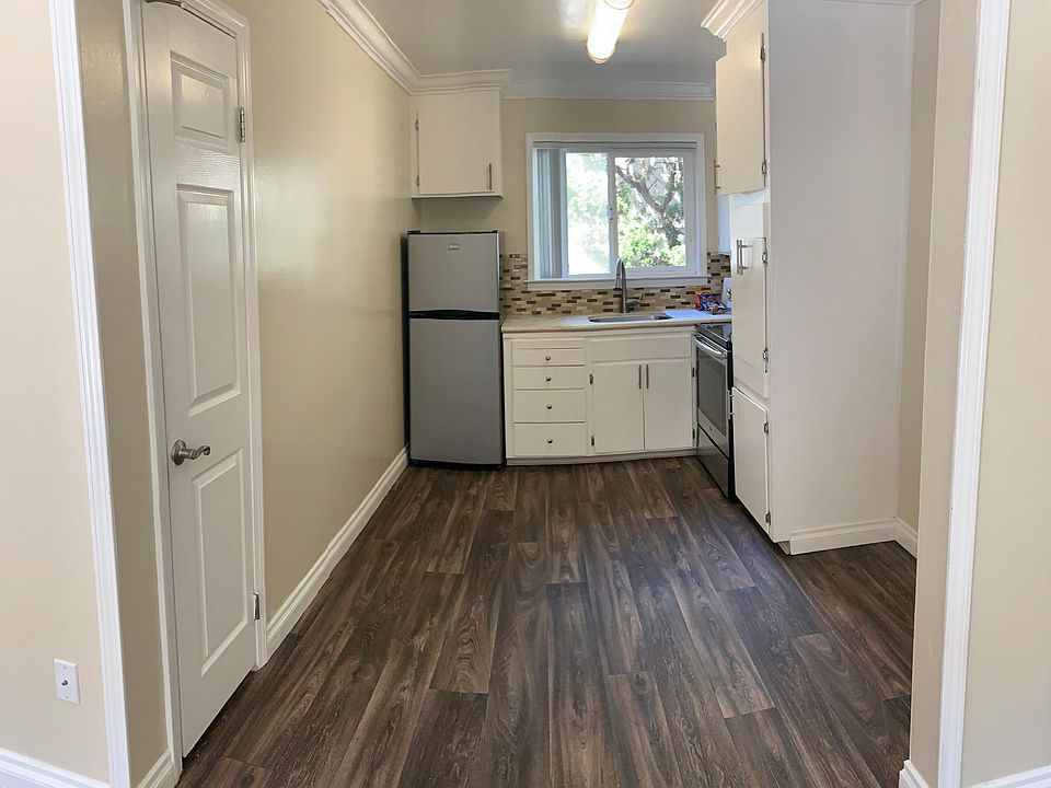 2nd image of 2065 Latham St #28