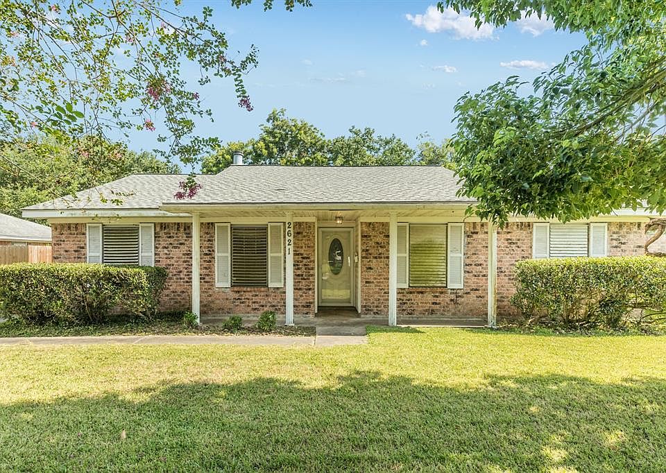 1st image of 2621 Lake Park Dr