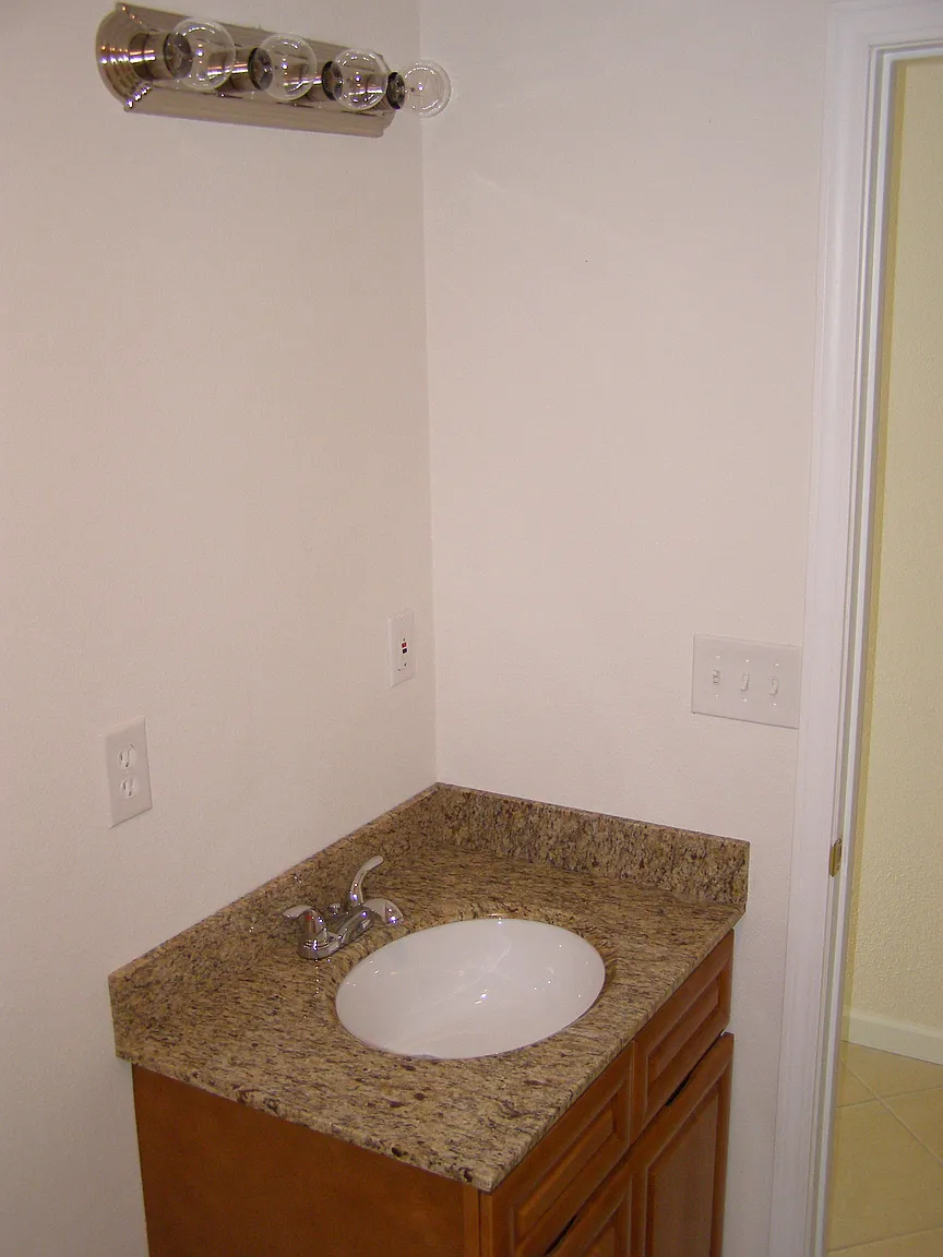 2012 Putnam St photo 1