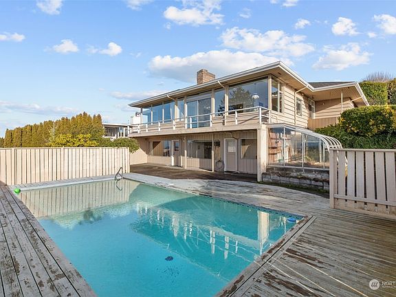 Pool area. >