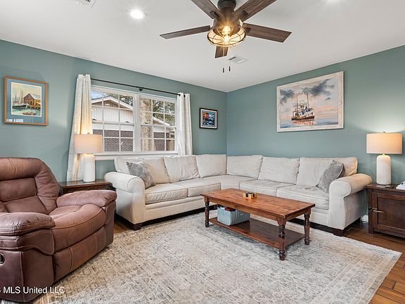 4th image of 6321 Chaucer Dr