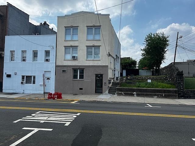 1st image of 357 Palisade Ave Floor 3