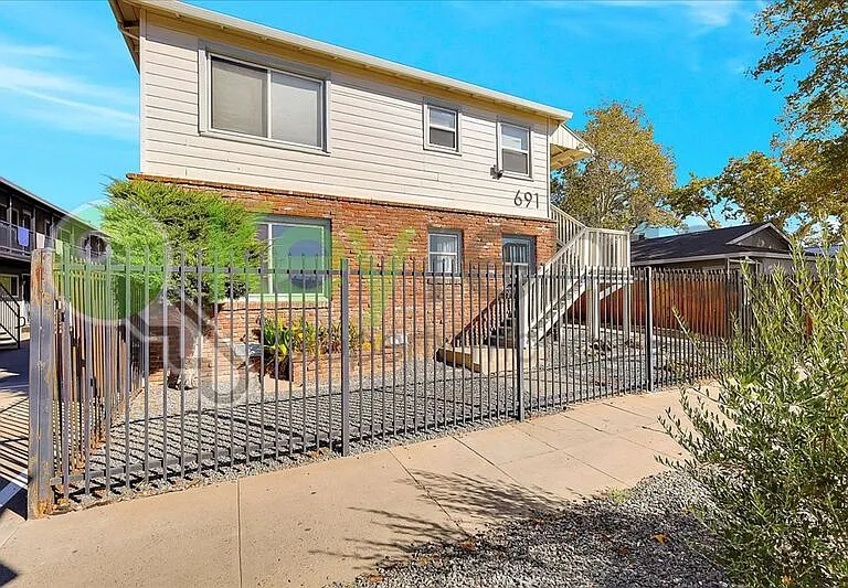 691 El Camino Ave #6 — Photo 2