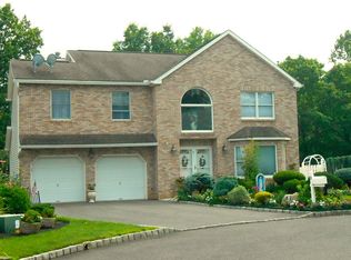 3 Melvyn Ct, Clark, NJ 07066