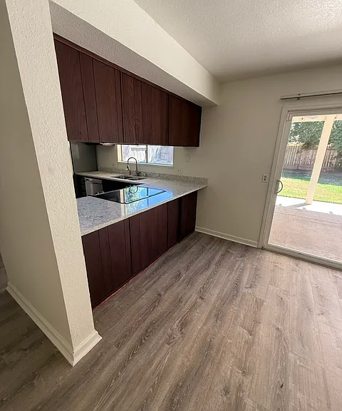 725 McKenzie Ct — Photo 10