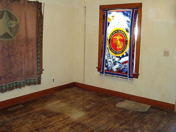 4th image of 303 S Birch St