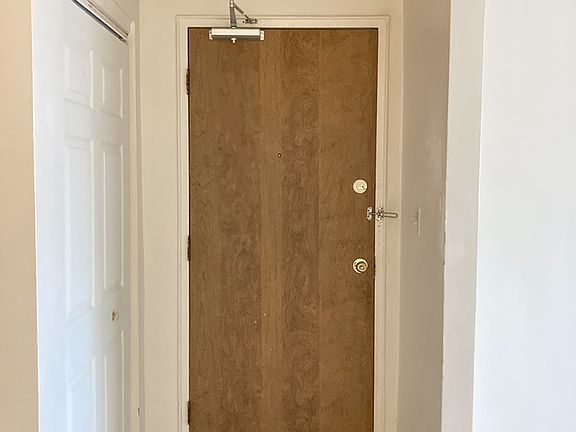 4th image of 685 University Ave W #9