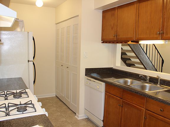 3rd image of 10S432 Echo Ln #2