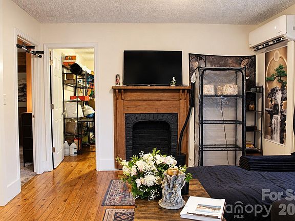 4th image of 579 Hollis Rd