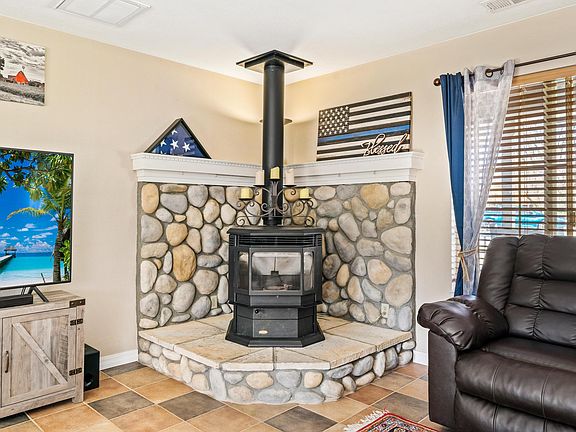 5th image of 22205 Redbud Ln
