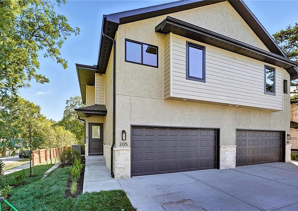 1st image of 211-213 NW Orchard Ct