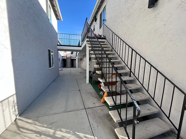 2231 Burroughs St — Photo 9
